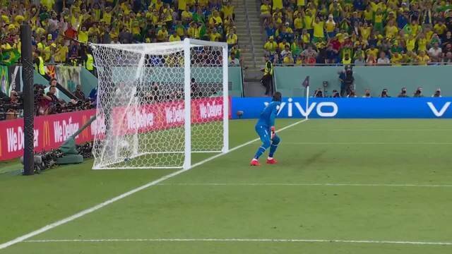 A bola entrou no ângulo esquerdo do goleiro suiço, Sommer, que só observou a bola entrando. (Foto: Reprodução)