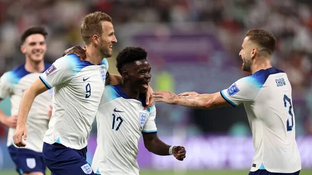 Saka (ao centro) foi o destaque da Inglaterra, com dois gols marcados. (Foto: Reuters)
