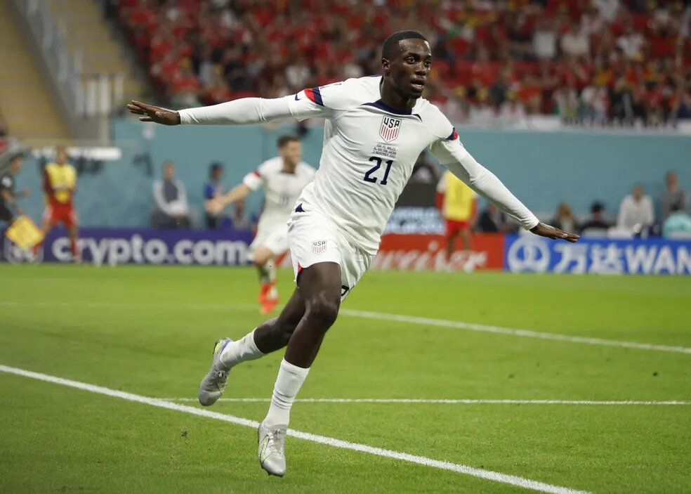 Weah marcou o primeiro gol dos EUA, em bom chute na saída do goleiro. (Foto: Reuters)