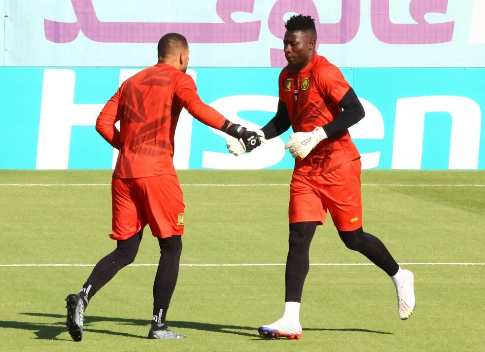 Onana e seu substituto, Opassy (de costas), durante treinamento de Camarões na Copa do Mundo. (Foto: Reuters)