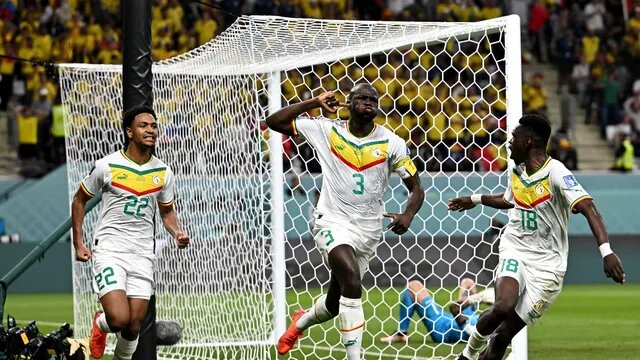 Koulibaly (camisa 3) marcou o gol da vitória e da classificação de Senegal. (Foto: Reuters)