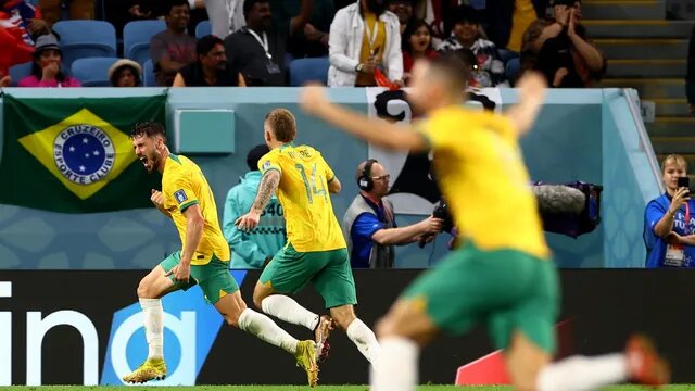 Leckie (gritando) deixou a zaga da Dinamarca para trás e marcou o gol da vitória australiana. (Foto: Reuters)