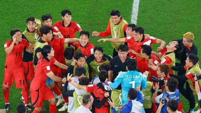 após sofrer, a seleção sul-coreana festejou a classificação à próxima fase da Copa. (Foto: Reuters)