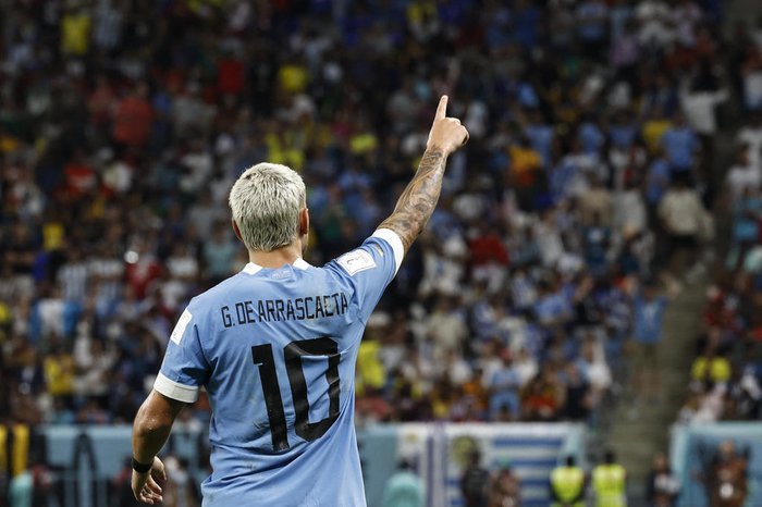 No primeiro jogo como titular na Copa, De Arrascaeta marcou os dois gols do Uruguai. (Foto: AFP)