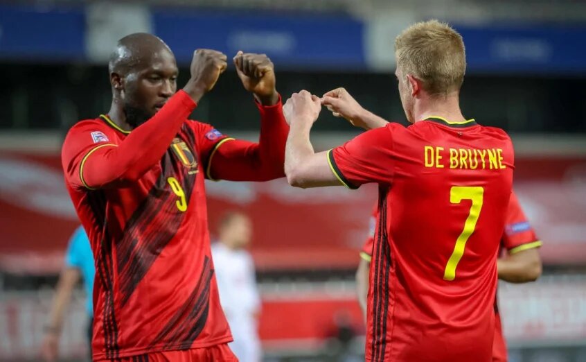 Lukaku (à esquerda) e De Bruyne (à direita) são as esperanças de gols e passes da Bélgica. (Foto: Virginie Lefourd/ AFP)