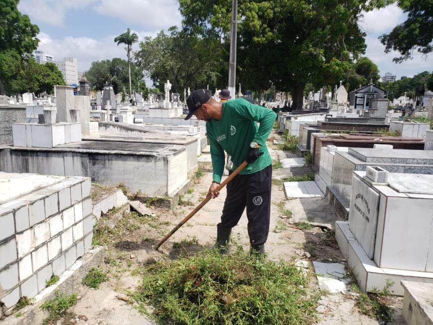 O serviço de roçagem está sendo realizado nos cemitérios. (Foto: Ascom Seurb)