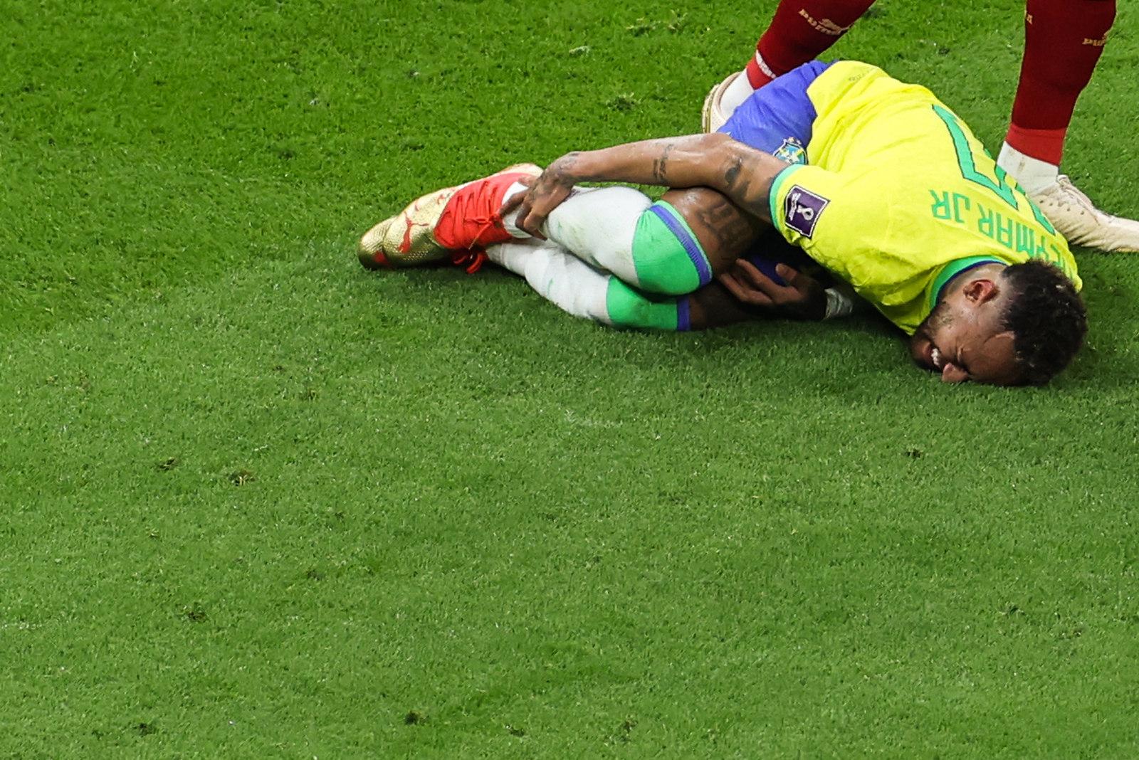 Neymar Jr sofreu uma torção no tornozelo direito. (Foto: AFP)