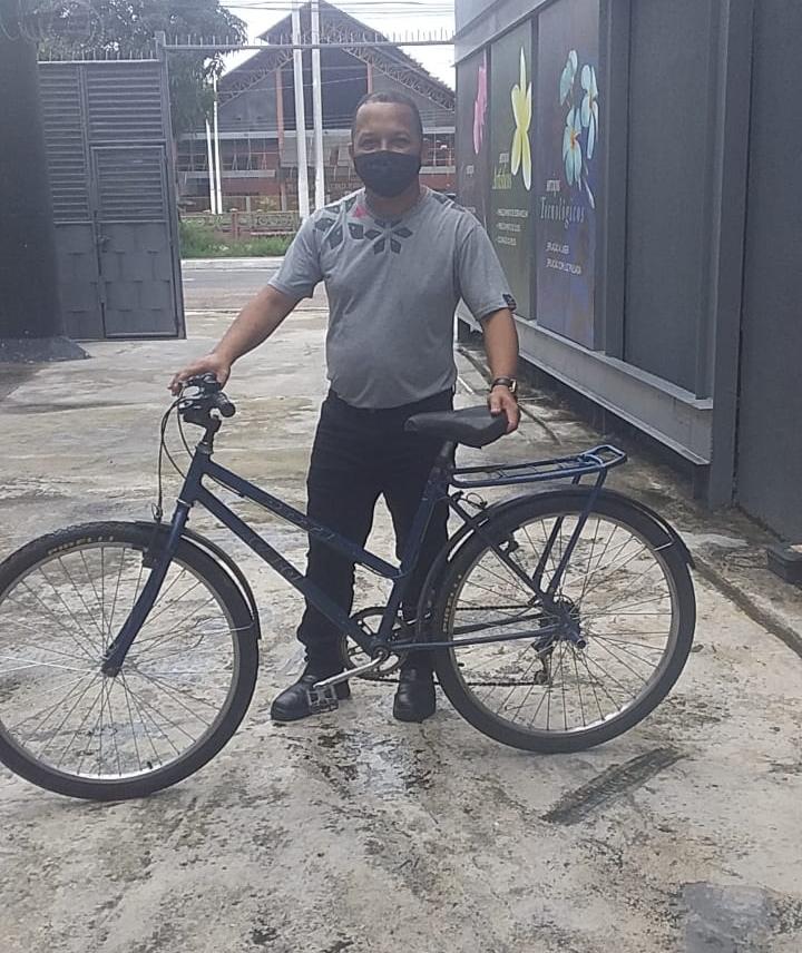 Edielson Trindade com a bicicleta que utiliza para ir ao trabalho diariamente. (Foto: Arquivo pessoal)
