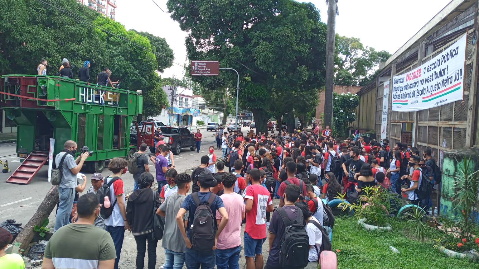 Professores e alunos participam da manifestação. (Foto: Divulgação)