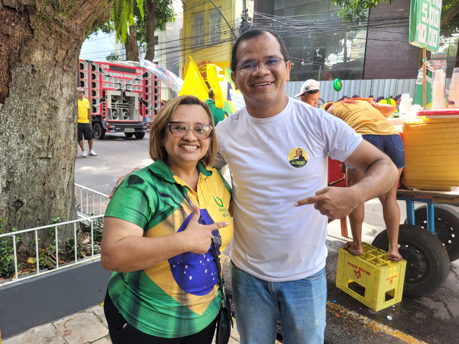 Shirley Alves ao lado do eleitorado durante a caminhada. (Foto: Fernanda Cavalcanti / Redação Belem.com.br)