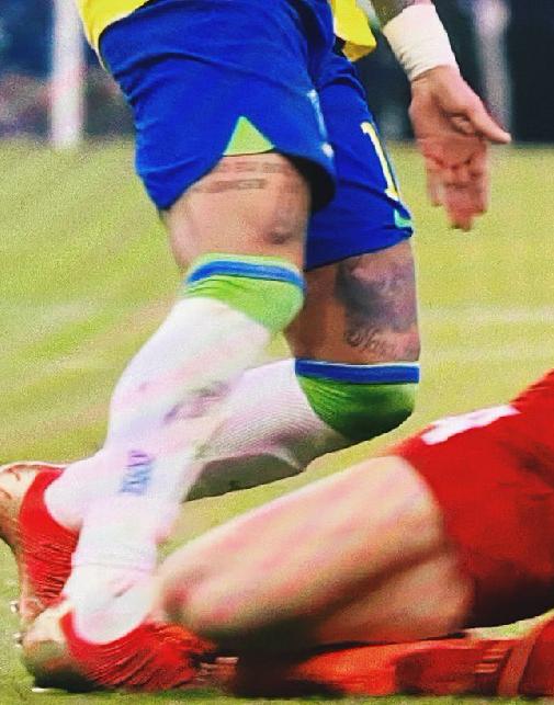 Momento exato da torção no tornezelo de Neymar Jr. (Foto: Reprodução / Redes sociais)