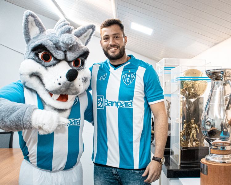 Thiago Coelho ao lado do novo mascote bicolor (Foto: John Wesley - Ascom Paysandu)