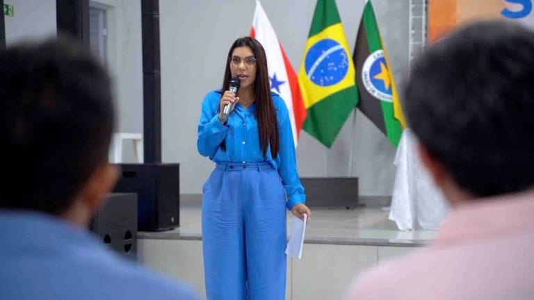 A prefeita Josemira Gadelha estava presente no evento de apresentação. (Foto: Ascom Canaã do Carajás)