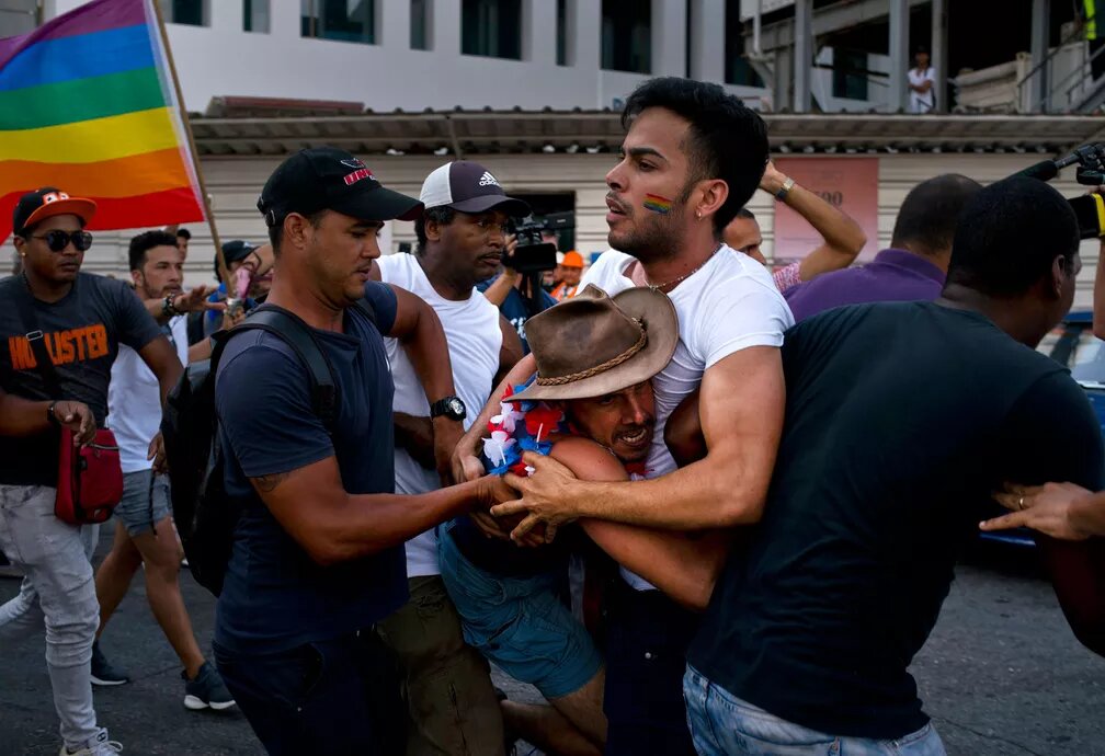 Mais de 92% das pessoas LGBTQIA+ relataram ter sofrido algum tipo de violência. (Foto: Ramon Espinosa / AP)