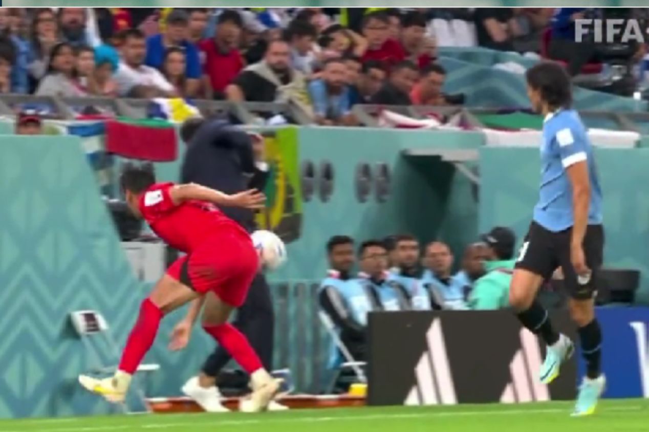 Momento da bolada no rosto do técnico uruguaio. (Foto: Reprodução / FIFA)