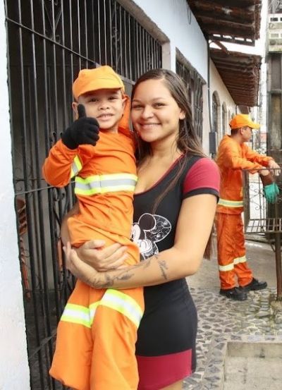 A mãe da criança, Thaina Elizabeth, e o pequeno Arthur Oliveira. (Foto: Ricardo Amanajás / PMA)