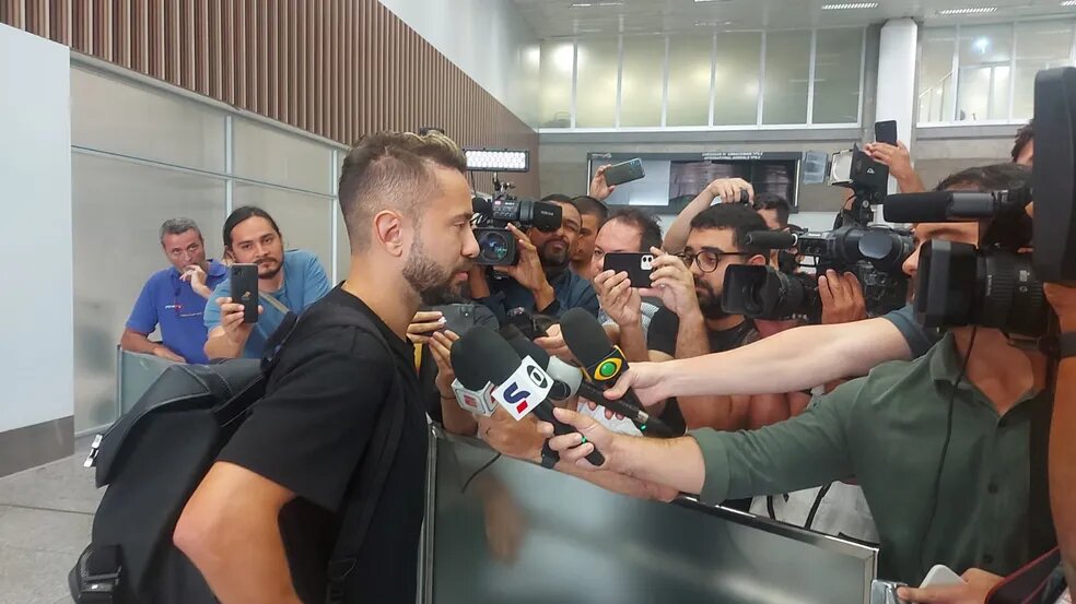 Éverton Ribeiro desabafou, para os jornalistas, durante o desembarque. (Foto: GE)