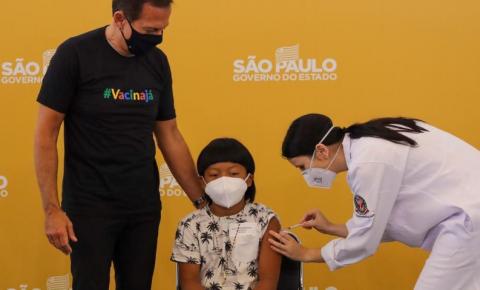 Primeira criança é vacina contra a covid-19, no Brasil